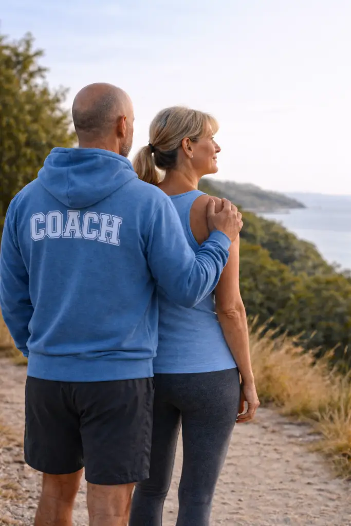 Coach et client 50+ en discussion calme, reprise de confiance et remise en forme sans douleur